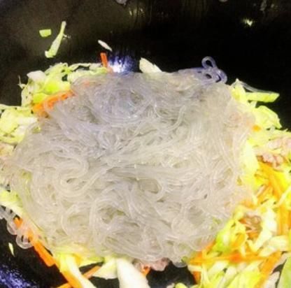  粉丝|?包菜炒粉丝，先炒包菜还是先炒粉？很多人都不懂，难怪粘锅成坨