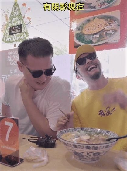  南京|回家心情不错！万圣伟化身美食主播介绍南京小吃，节目中调侃杜锋