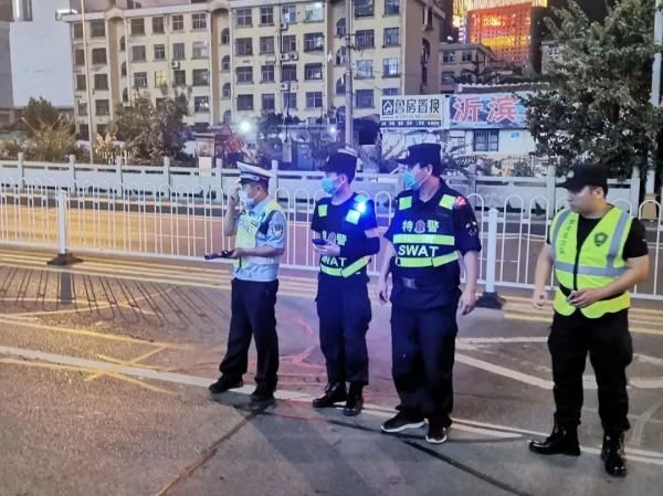  路长|临沂公安交警依托“路长制”多警种联动夜查保平安