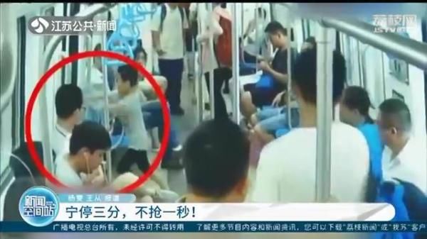  车厢|警示黄灯亮起，男子硬往地铁车厢里冲 下一秒血流满面