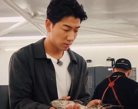  张亮|《中餐厅》灶台无法生火时，张亮的做法亮了，真是意料之外的惊喜