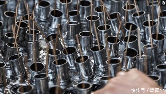 工具|农村小哥用一奇异的容器卖冰棍, 一根5元, 一天能卖上千根