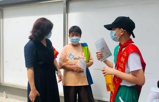  垃圾|“走街串巷，体验守桶”！龙岗路小学学生成了西街社区垃圾分类志愿者
