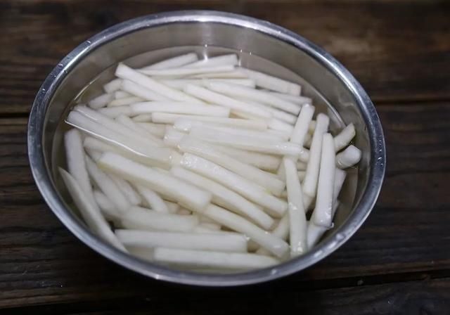 酱汁|爽口萝卜条，腌上一罐，下粥神器！