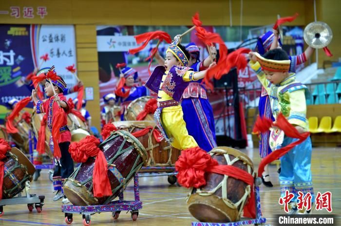 “中国会鼓之乡”广西马山：民众赛鼓场面震撼