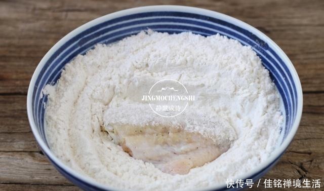 小女孩|跟七岁小女孩学炸鸡翅,注意裹粉步骤,鸡翅表面能起鳞