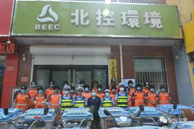 交警|定兴交警为环卫工人送上安全头盔