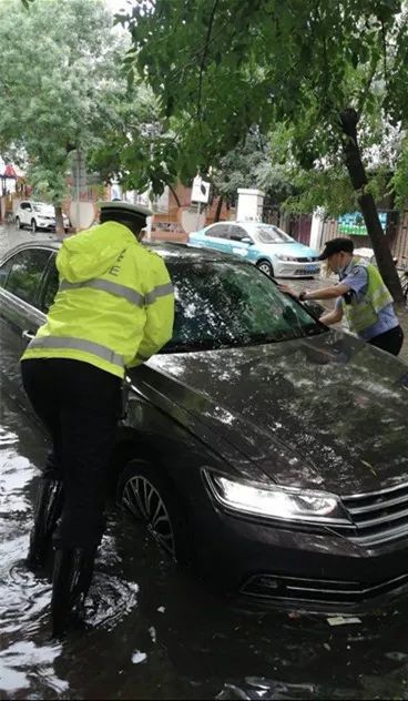  交警|车辆雨中熄火 交警蹚水推车