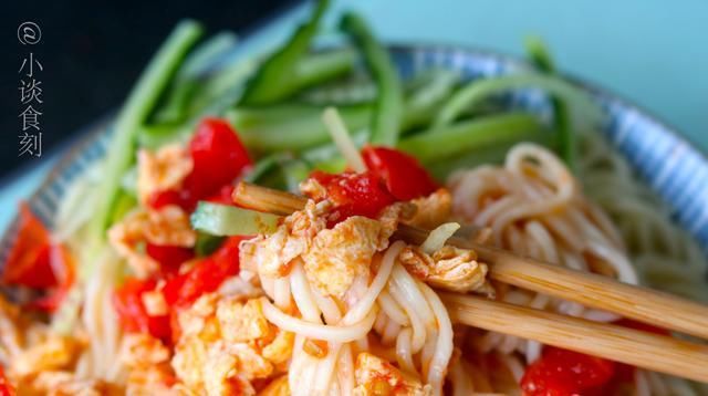  面馆|煮面条时, 开水下锅还是冷水下锅, 面馆老板透露一招, 省时还劲道