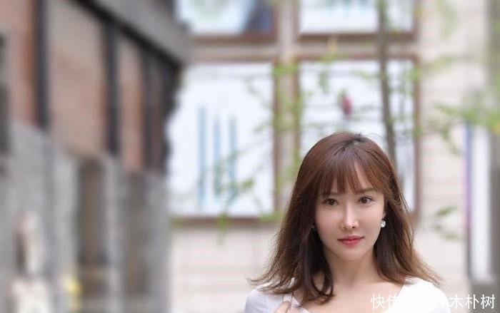 舍不得|街拍:讲真的,阿姨穿了几年的蜜桃裤,还舍不得换新的吗?