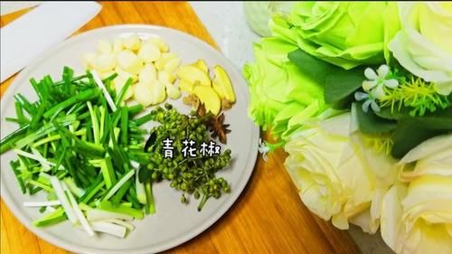  自制|好吃到停不下来的花椒鸡，又麻又辣，配一口自制咸菜，绝了！