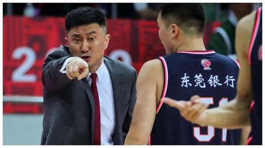 万圣|万圣伟近况:化身美食博主,仍不忘调侃杜锋