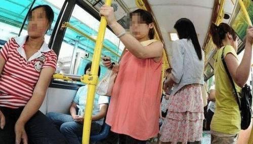 让座|＂我是孕妇，你就得给我让座！＂面对逼迫，7岁男童的反应尽显教养