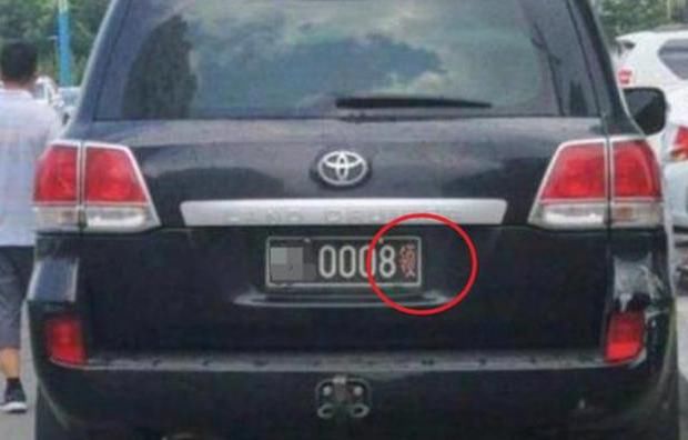  黑色车牌|普拉多违停路边却没有被贴条，交警：不是不想，我是真不敢贴