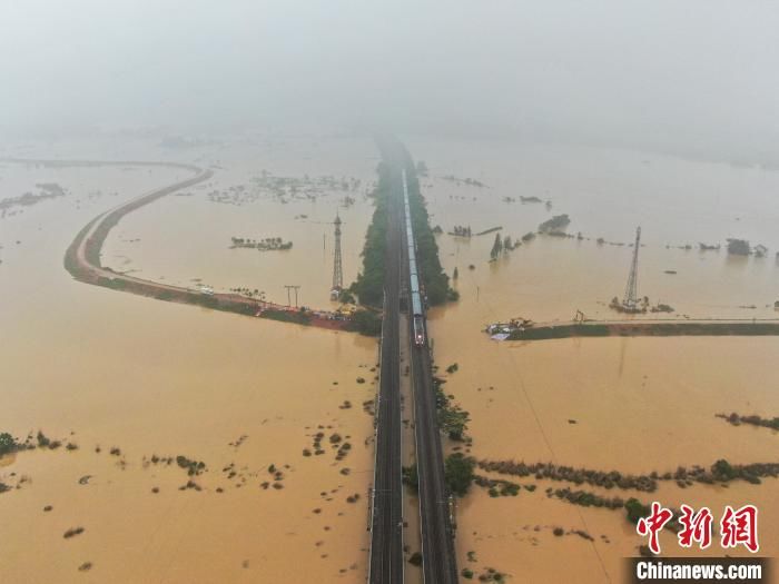 江西丰城一河堤溃口约30米 直击抢险救援现场