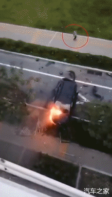  小车|小车坠落20米高桥瞬间起火，司机仅受轻伤！为什么？