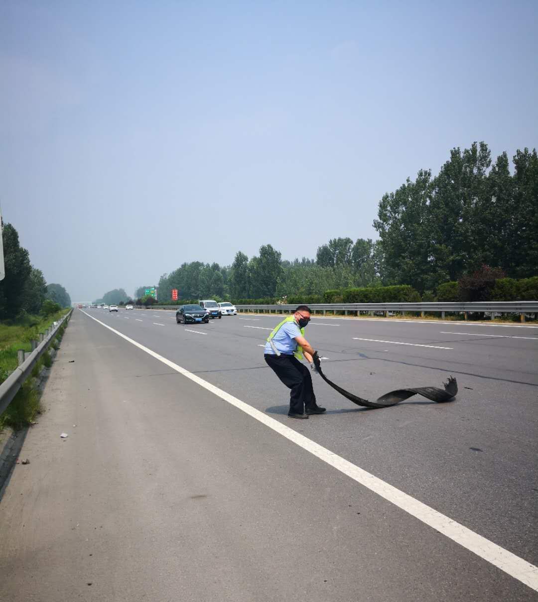  高速交警|交警不顾安危捡拾路面杂物，提醒驾驶员行车前检查车况