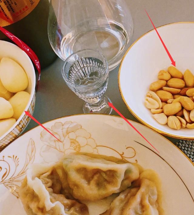吃饺子|别人吃饺子顶多蘸醋，看到关晓彤就着啥吃的，敬你是条汉子！