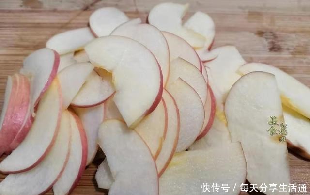 简单|爱吃零食的有口福了,5个苹果,切一切简单一做,比薯片营养好吃
