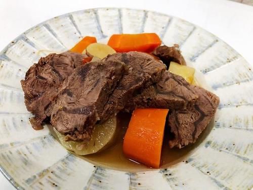  切了才炖|炖牛腱子肉用对料才入味，肉质紧嫩不干不柴，老人30多年的经验