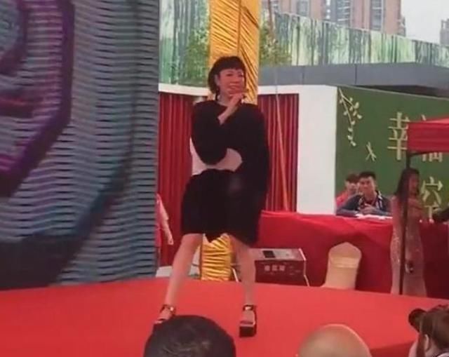  表演|从1.3亿代言费到走穴捞金，沦落到在街边商演，表演舞台太寒酸