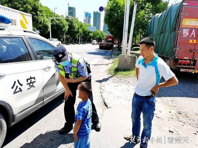  发觉|心太大！4岁男童走丢在车流中“逛街”，直到寻回家人都未发觉