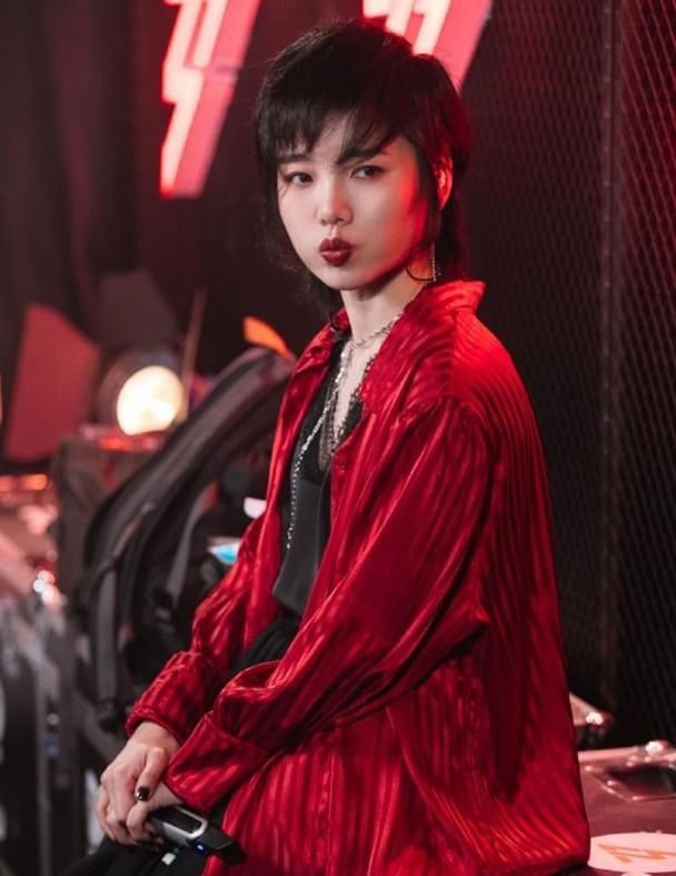  李伟|浙江卫视主持人李伟爆料许飞耍大牌：她品行不端，糊是应该的