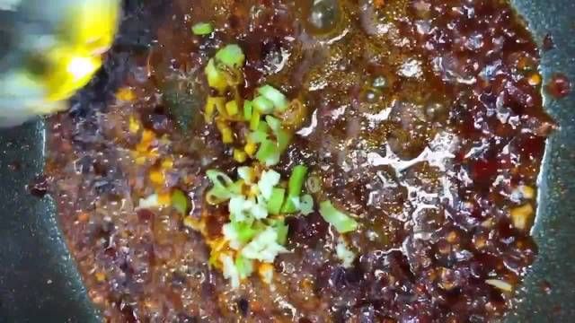 豆瓣酱|水煮干豆腐,配以万能的火锅底料和豆瓣酱调的汤底,吃着比肉香!