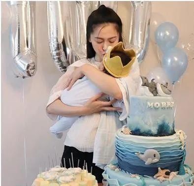 身份|首次以妈妈身份过生日!前TVB当家花旦手抱儿子一起庆祝:好温馨
