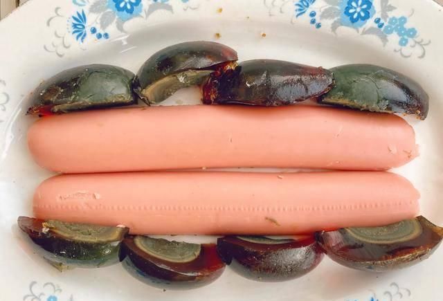  蛋清|用两颗鸡蛋一根火腿肠做出的虎皮蒸蛋，口感细腻爽滑，孩子喜欢吃