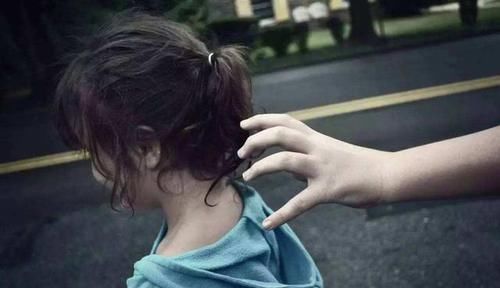  原因|商场里爸爸抱着5岁儿子边走边哭，路人知道原因后，纷纷让开了路