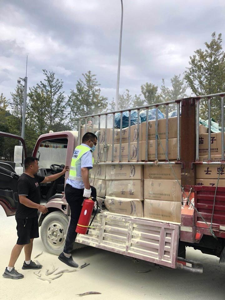  现场|“着火啦，先放我出去！”起火的货车高速冲向收费站，收费员秒变“消防员”