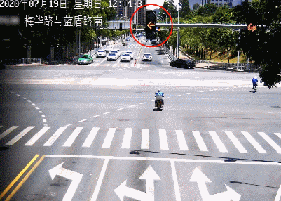  轨道|女司机冲红灯再冲上有轨电车轨道！电车朝她驶来她却停下不动……