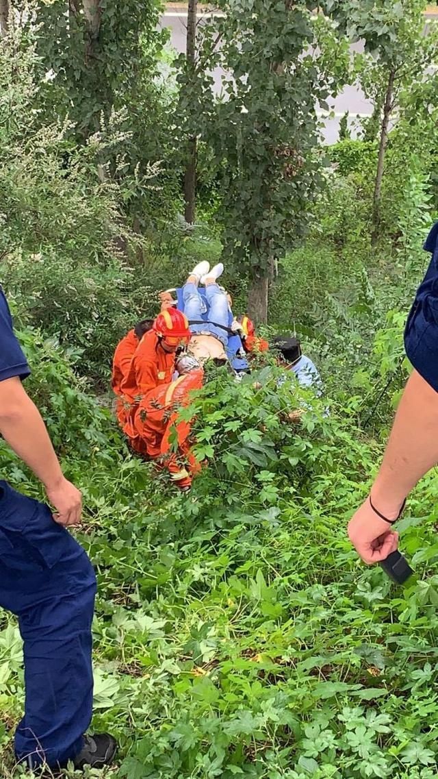途经|外地车途经沂源高架跌落 医护民警消防都去了