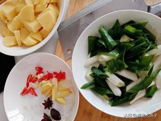 入味|土豆烧鸡如何更入味好吃？只需多一个步骤就行，土豆烧鸡家常做法