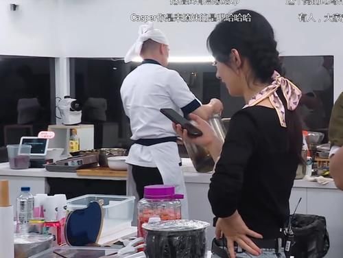  干活|中餐厅后台“最硬”嘉宾，全程玩手机还拒绝刷碗，不干活却镜头最多