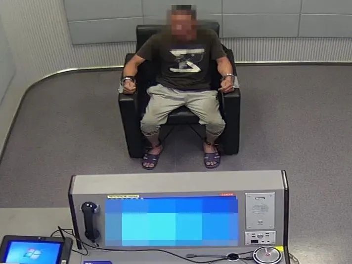 民警|在商场外睡了一觉，醉酒男报假警说鞋垫下的100元不见了？警方：你咋有点像偷电动车的嫌犯呢