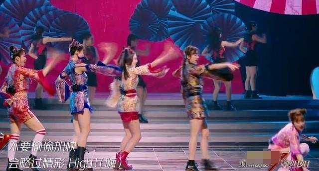  位女明星|金莎扇子掉了，其他人继续跳，谁注意到蓝盈莹做了啥？这才是姐妹