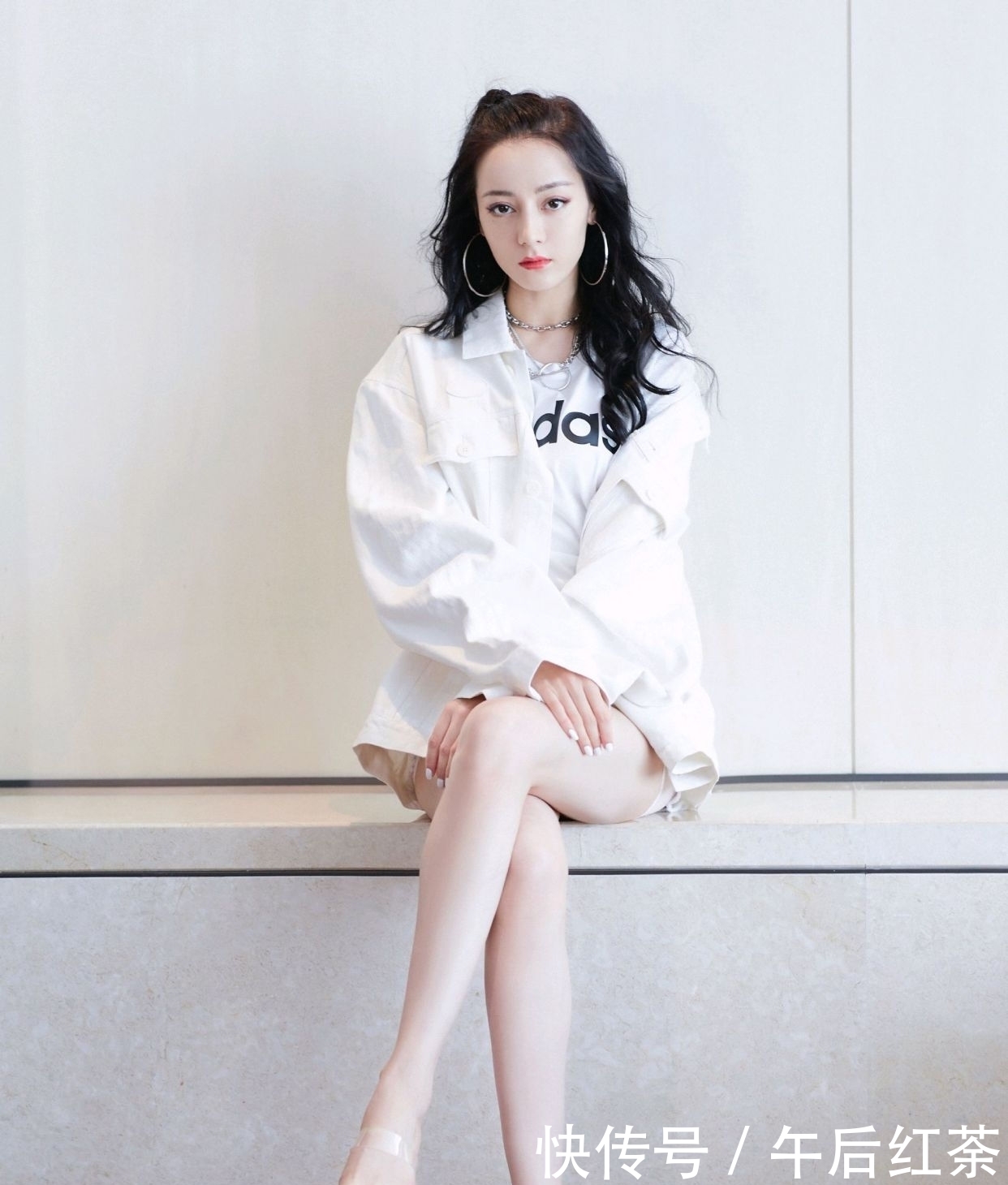 迪丽|迪丽热巴人美又会穿，白色工装配白色热裤，轻松秀出“漫画腿”