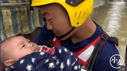  不止|4个月婴儿被洪水围困哭闹不止 消防员抱入怀中瞬间啼笑