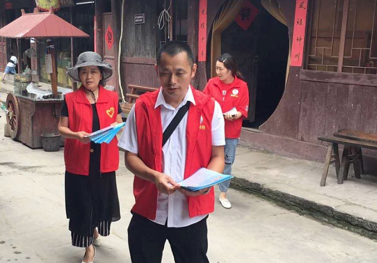 群众偷拍|睡在长椅上的社区副书记！