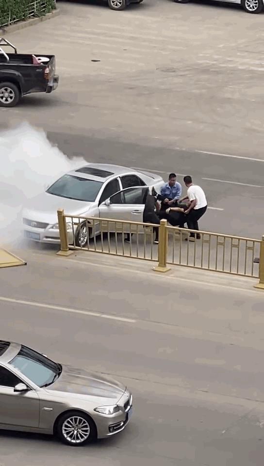  真帅|灯火 | 三位好汉，你们救人的样子真帅！