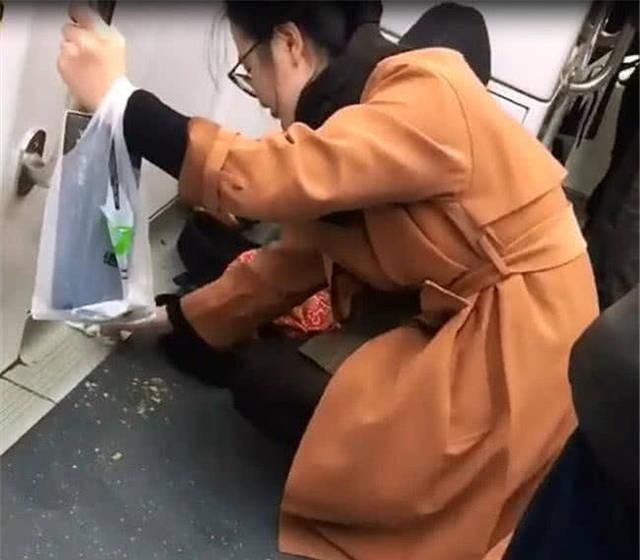 着孩子|宝妈带娃乘地铁，没人让座只能蹲在地上，接下来一幕让所有人惭愧