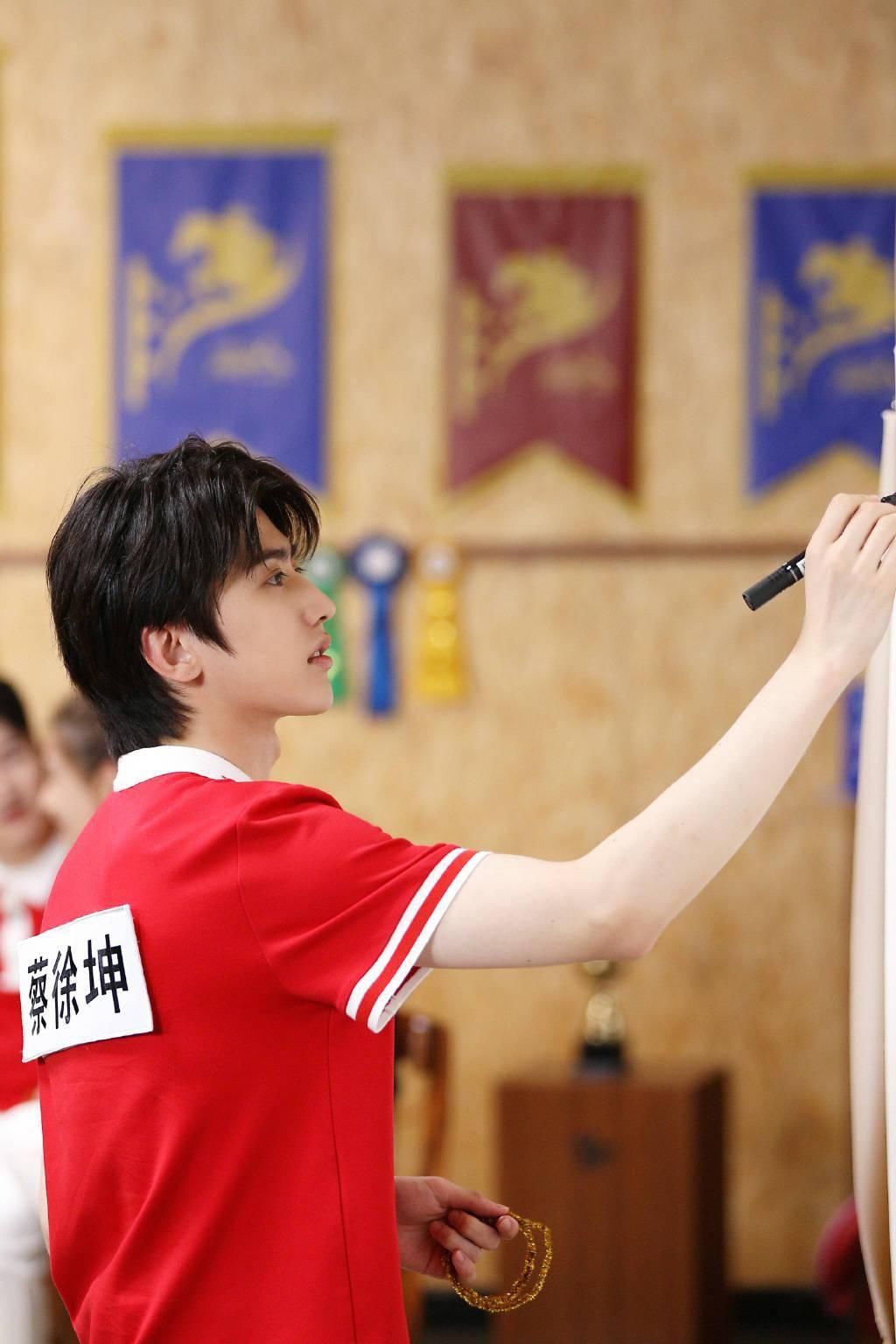  蔡徐坤|《奔跑吧》第九期播出 蔡徐坤身骑白马满足所有幻想