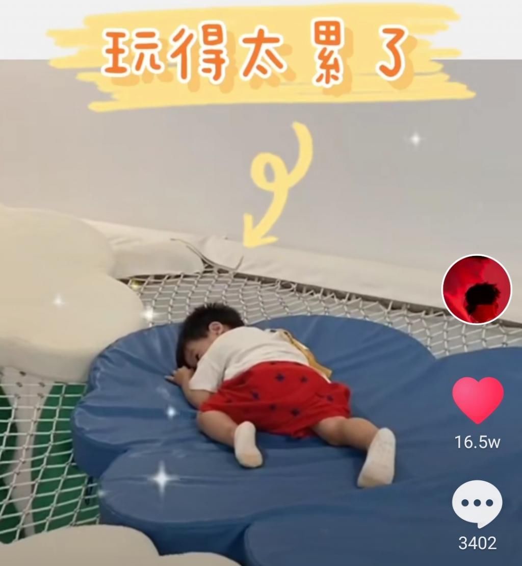 儿子|姜潮晒儿子近照，小家伙发量惊人，眼睛圆溜溜的，不知将来便宜哪家姑娘