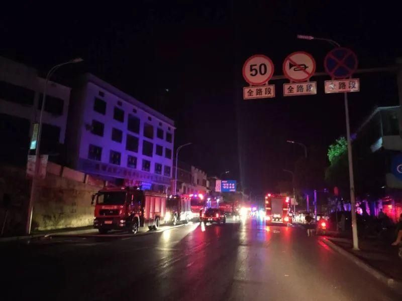  大火|木材厂深夜自燃起大火 幸亏他们.....