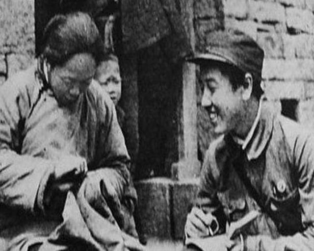  乳汁|沂蒙红嫂明德英：用乳汁救小八路！建国后对方成大官，如何报恩？