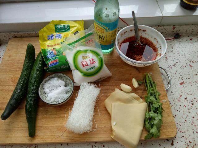  爽口|天太热，凉拌黄瓜别“单调”，搭配这2种食材，清脆爽口还下饭