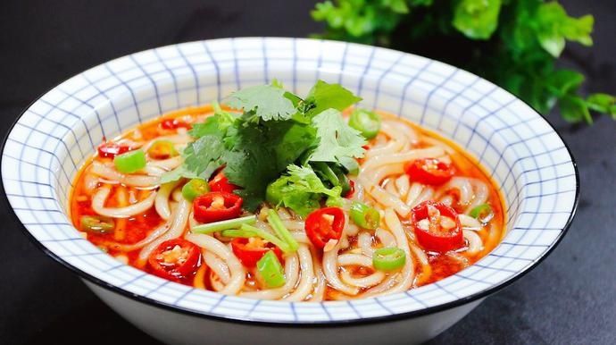  爽滑|天气炎热没有胃口？教你做一碗酸辣土豆粉，筋道爽滑，酸辣开胃