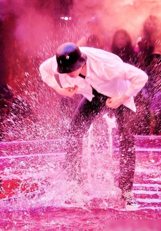  莲花|《这就是街舞》张艺兴莲花水舞台野性爆表